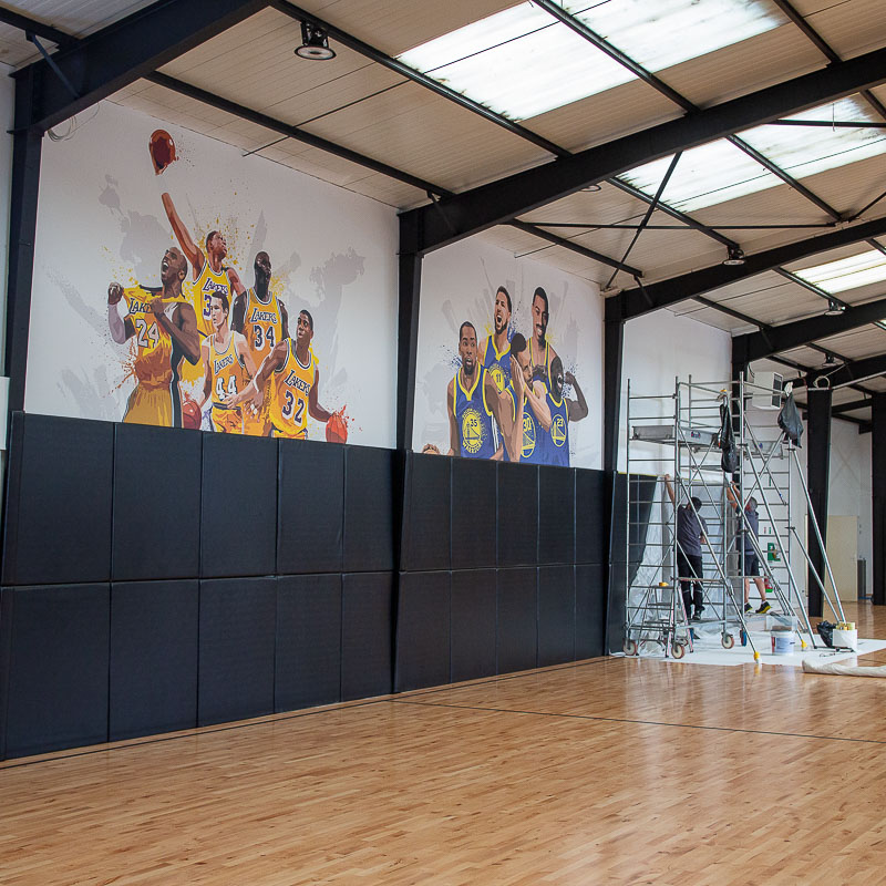 Dessin vectorisé et tapisserie murale pour la salle de basket indoor Call Of Ball à Sainte-Luce-sur-Loire (44980) réalisé par l'agence de communication EB à Nantes (44200)